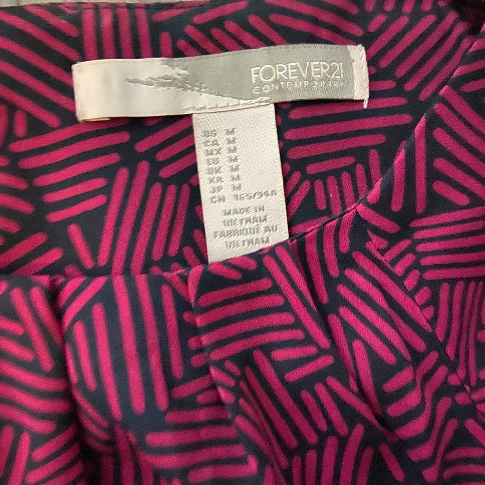 ๐ผ๐ผ 4/$20 Forever 21 Abstract Blouse๐ผ๐ผ - Picture 3 of 4